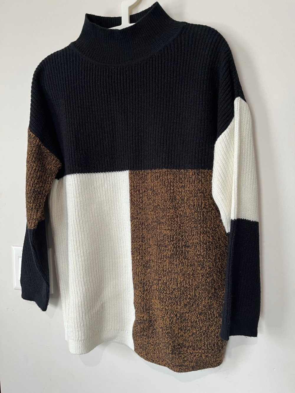 Block colored Cleo petites women’s sweater